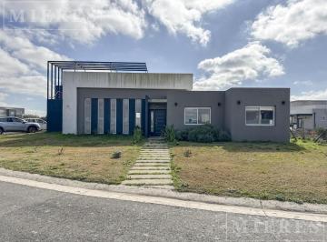 Casa · 150m² · 5 Ambientes · Casa en Alquiler Anual Sobre Lote Interno Area 8 San Sebastian