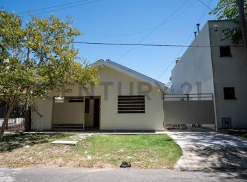 Casa · 164m² · 5 Ambientes · 1 Cochera · Casa en Venta – Calle 494 E/ 17 y 18 - Gonnet