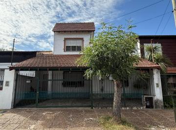 Casa · 138m² · 5 Ambientes · 2 Cocheras · Casa en Chilavert con Jardin!