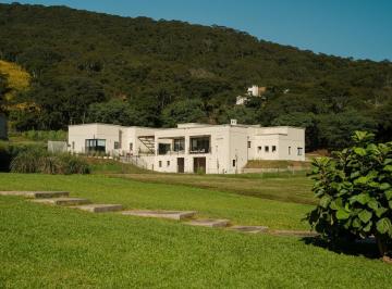 Casa · 700m² · 4 Dormitorios · 4 Cocheras · Casa en Valle Escondido Salta