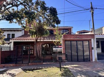 Casa · 250m² · 6 Ambientes · 2 Cocheras · Casa en Venta 4 Dorm. Barrio Tres Cerritos Salta Capital