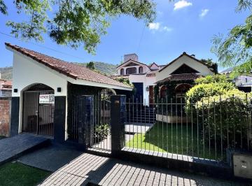 Casa · 300m² · 7 Ambientes · 1 Cochera · Casa en B° Tres Cerritos