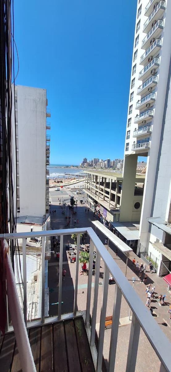 Departamento de tres ambientes con balcon saliente y vista lateral al mar