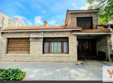 Casa · 255m² · 7 Ambientes · 2 Cocheras · Casa en Venta - 3 Dorm. 2 Baños - Mar del Plata