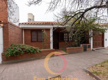 Casa · 160m² · 6 Ambientes · 1 Cochera · Casa en Venta