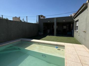 Casa de 4 ambientes, Córdoba · Moderna Casa con Pileta, Baño en Suite y Vestidor en Los Boulevares