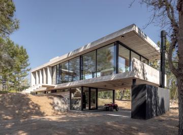 Casa · 150m² · 5 Ambientes · 2 Cocheras · Casa en Venta en Villarobles, a 15 Km de Pinamar!