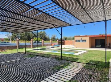 Casa · 180m² · 3 Ambientes · 4 Cocheras · Casa con Pileta y Quincho en Barrio Semi Privado – La Plata