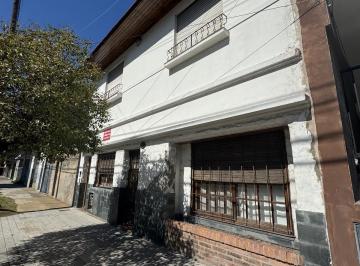 Casa · 180m² · 6 Ambientes · Venta de Casa Para Dos Familias con Patio en Wilde