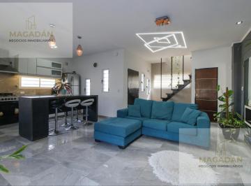 Casa · 166m² · 4 Ambientes · 2 Cocheras · Venta Casa 4 Ambientes con Patio - Pileta - Cochera Pasante - Ituzaingo - Acepta Permuta
