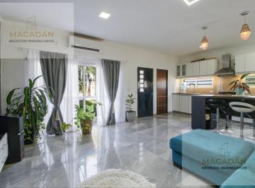 Casa · 166m² · 4 Ambientes · 2 Cocheras · Venta Casa 4 Ambientes con Patio - Pileta - Cochera Pasante - Ituzaingo - Acepta Permuta
