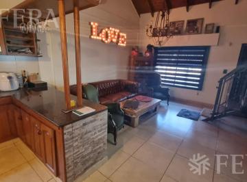 Casa · 183m² · 4 Ambientes · 2 Cocheras · Venta Casa 3 Ambientes con Cochera y Patio en Wilde