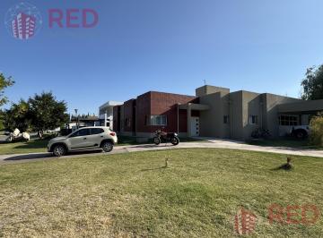 Casa · 216m² · 5 Ambientes · 2 Cocheras · Vende Casa con Pileta en Barrio Privado Los Olivos