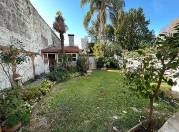 Casa · 352m² · 8 Ambientes · 1 Cochera · Oportunidad! Hermosa Casa de Estilo a m de Av Alberdi con Jardín y Parrilla