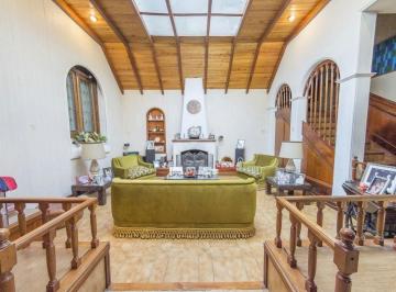 Casa · 352m² · 8 Ambientes · 1 Cochera · Oportunidad! Hermosa Casa de Estilo a m de Av Alberdi con Jardín y Parrilla