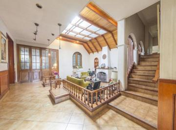Casa · 352m² · 8 Ambientes · 1 Cochera · Oportunidad! Hermosa Casa de Estilo a m de Av Alberdi con Jardín y Parrilla