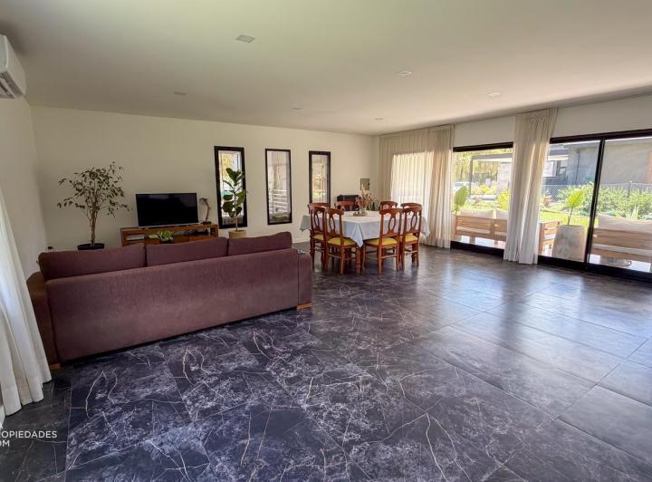Casa · 110m² · 4 Ambientes · 4 Cocheras