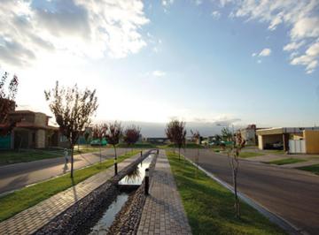 Casa · 247m² · 7 Ambientes · 2 Cocheras · Espectacular Casa en Venta en Barrio Lago Torreon Maipu
