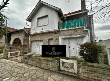 Casa · 226m² · 8 Ambientes · 1 Cochera · Casa - Guemes