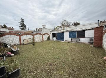 Casa · 140m² · 5 Ambientes · 2 Cocheras · Casa 3 Dorm. Jardín, Quincho en Venta - Barrio Acindar