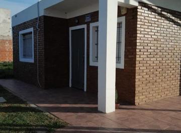 Casa en Alquiler Temporal de 3 ambientes  · Alquilo Casa Temporal con Piscina en Granadero Baigorria.