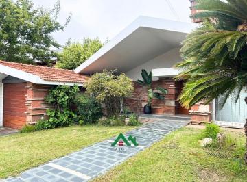 Oficina comercial · 340m² · 8 Ambientes · 4 Cocheras · Casa en Alquiler en Cerro de Las Rosas – Ideal Oficina Comercial con Cocheras Propias