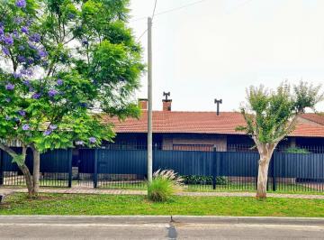 Casa · 200m² · 4 Ambientes · 3 Cocheras · Chalet en Excelente Zona Residencial de Bella Vista