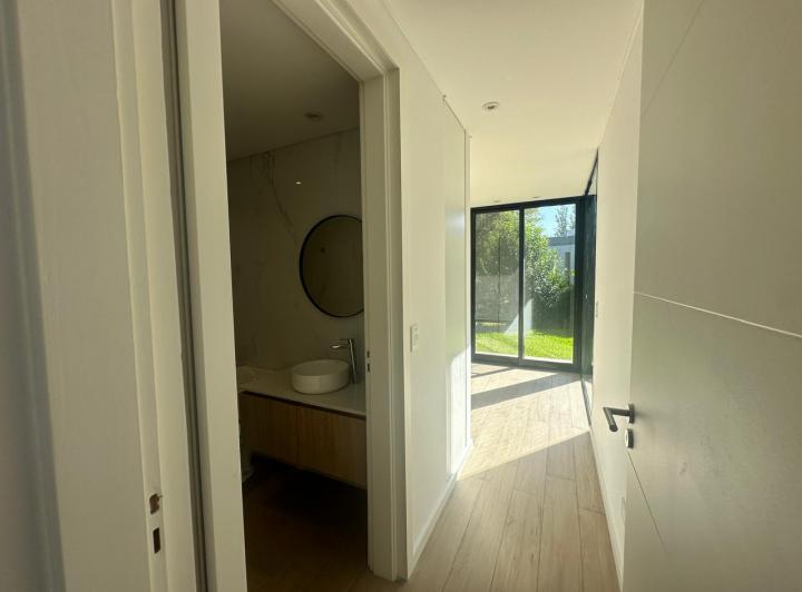 Casa · 234m² · 5 Ambientes · 4 Cocheras