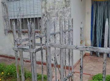 Casa de 5 ambientes, Florencio Varela · Oportunidad Casa a Refaccionar Usd 40.000casa con 3 Dorm. y 350 m² en Venta en Villa Vatteone