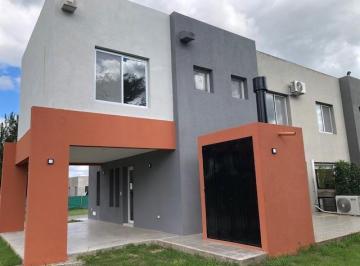 Casa · 300m² · 5 Ambientes · 1 Cochera · Town House