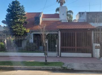 Casa · 233m² · 6 Ambientes · 2 Cocheras · Excelente Propiedad en Venta