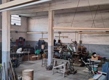 Bodega-Galpón · 214m² · 3 Ambientes · 3 Cocheras · Galpón con Casa con Techo de Losa en Olivos - Zona Industrial
