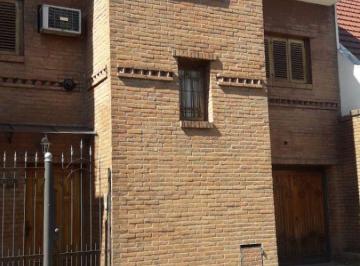 Casa de 5 ambientes, Lomas de Zamora · Amplio Chalet con Playroom, Fondo y Cochera