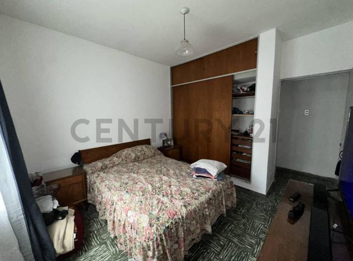 Casa · 200m² · 6 Dormitorios · 1 Cochera