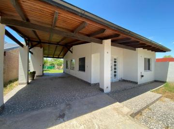 Casa · 61m² · 3 Ambientes · 2 Cocheras · Venta - Casa 2 Dorm., Cochera/ Galería con Parrillero - Roldán