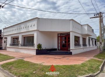 Local comercial · 137m² · 8 Ambientes · 1 Cochera · Se Vende Local Comercial Dos Departamentos en Almafuerte