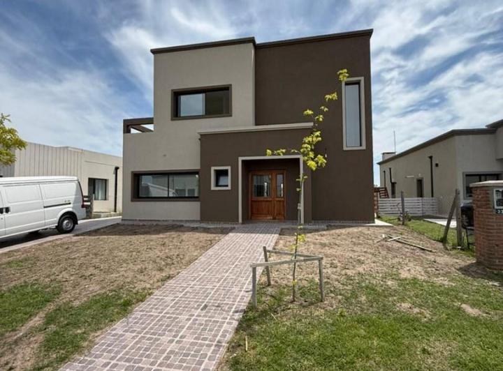 Casa · 226m² · 6 Ambientes · 4 Cocheras
