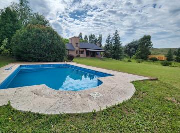 Casa · 200m² · 5 Ambientes · 2 Cocheras · Casa con Amplio Parque y Pileta en Venta