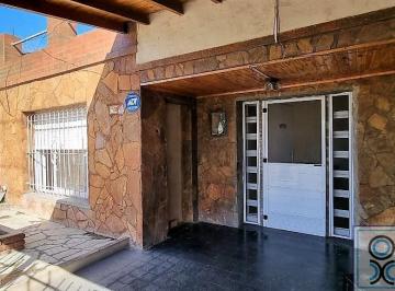 Casa · 143m² · 3 Ambientes · 2 Cocheras · Casa en Venta Apta Credito, Ubicada en El Centro de del Viso, Sobre La Calle Luis María Gonnet.