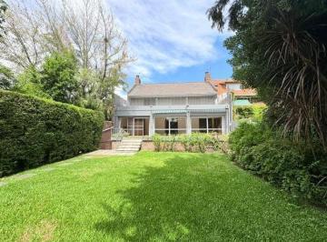 Casa · 389m² · 8 Ambientes · 2 Cocheras · Casa en Venta en Excelente Zona de Acassuso, con Muy Lindo Jardín y Pileta Al Norte.