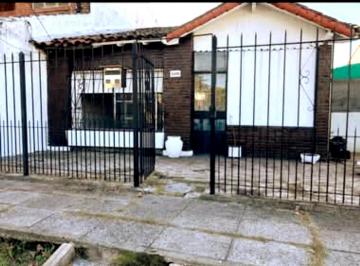 Casa · 120m² · 3 Ambientes · 1 Cochera · Casa Chalet en Venta en Castelar, Morón, G. B. a. Zona Oeste
