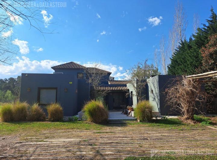 Casa · 360m² · 5 Ambientes · 10 Cocheras