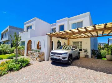 Casa · 270m² · 8 Ambientes · 2 Cocheras · Casa en Venta en Carpinchos, Nordelta, Tigre