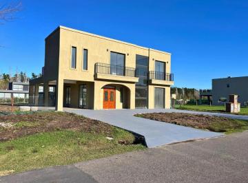 Casa · 230m² · 5 Ambientes · Casa en Venta - 4 Dorm. 4 Baños - Moreno