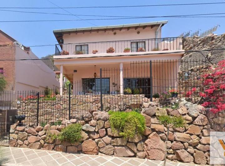 Casa · 240m² · 7 Ambientes
