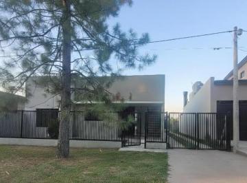 Casa · 219m² · 4 Ambientes · 1 Cochera · Casa en Gualeguaychu