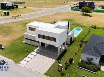 Casa · 233m² · 5 Ambientes · 2 Cocheras · Casa en Venta en Barrio Privado en Canning