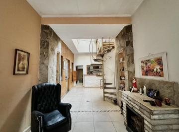 Casa · 120m² · 5 Ambientes · 1 Cochera · Casa en Echesortu