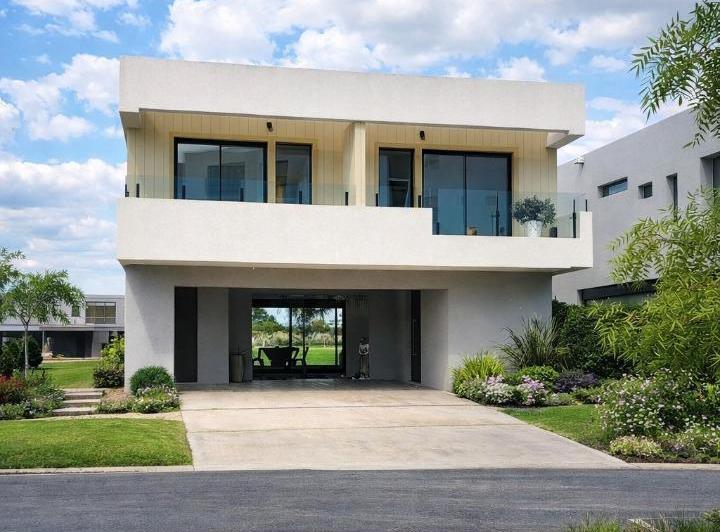 Casa · 180m² · 4 Ambientes · 4 Cocheras