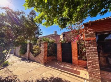 Casa · 207m² · 4 Ambientes · 1 Cochera · Casa con 3 Habitaciones y Local Comercial - Usd 78.000